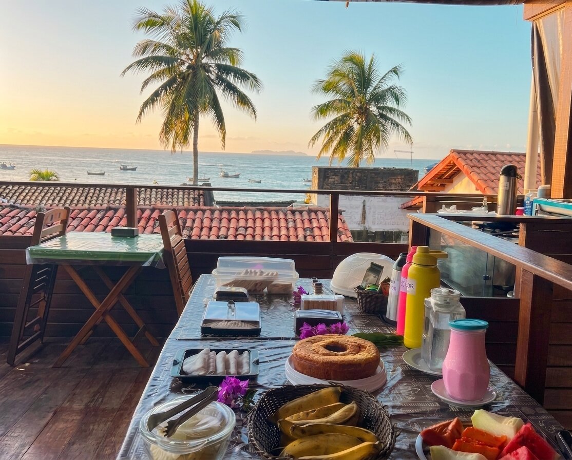 Café da manhã no deck da Pousada da Pipa com vista pro mar e coqueiros em Pipa/RN