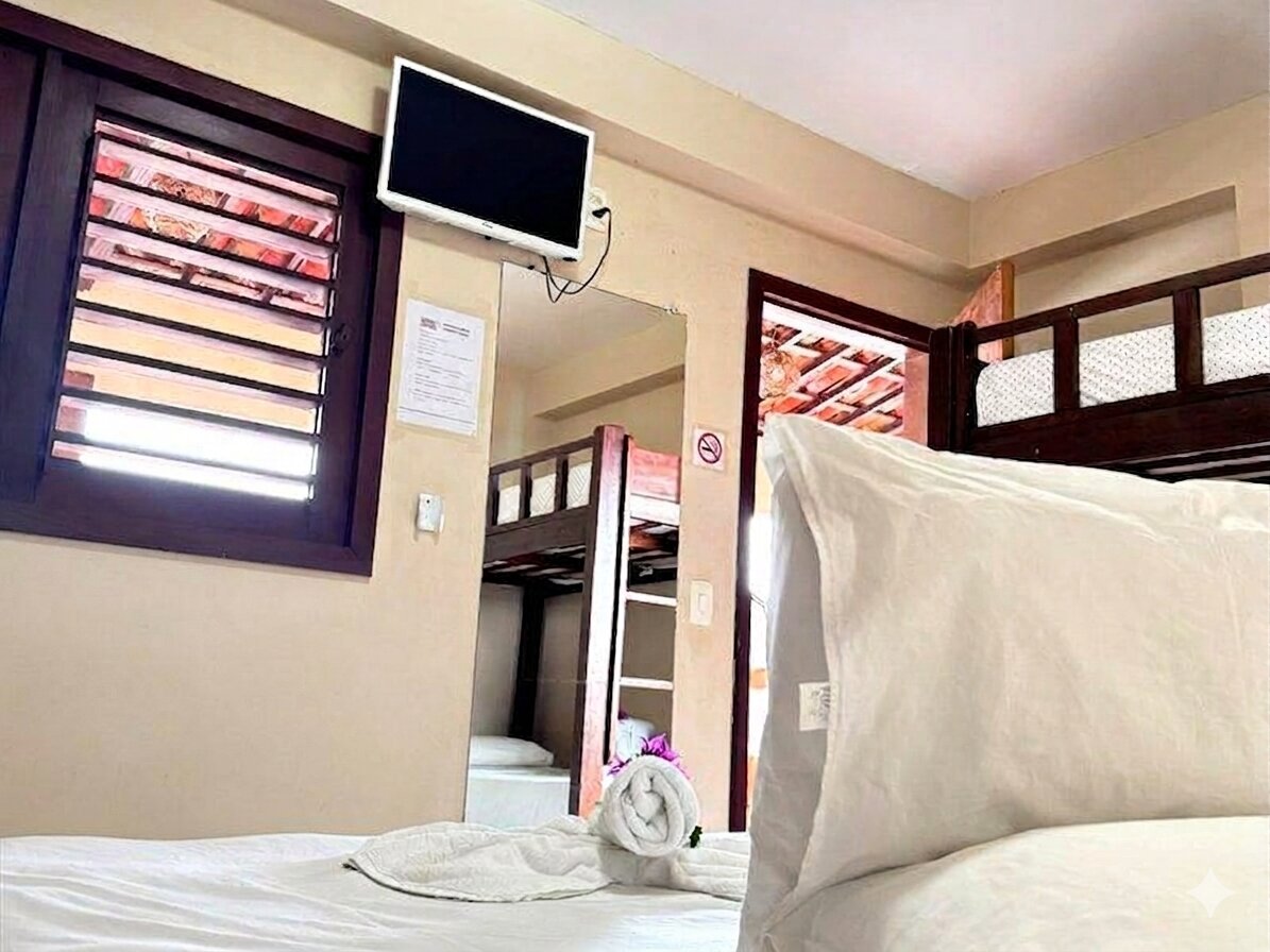 Quarto família com cama casal, beliche e TV na Pousada da Pipa/RN