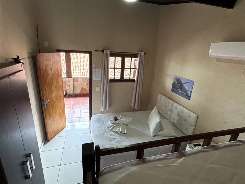 Quarto triplo com teto de madeira na Pousada da Pipa/RN